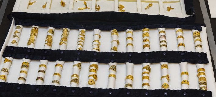 Δείτε όλο τον θησαυρό του Ριχάρδου – Ράβδοι χρυσού, λίρες και δαχτυλίδια (Εικόνες)